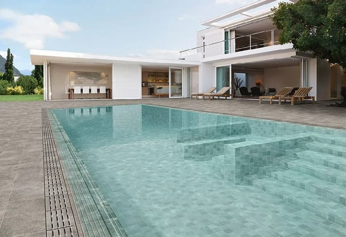 Carrelage classique gris pour une terrasse de piscine authentique et intemporelle